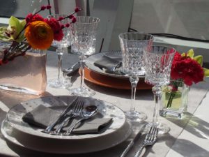 Blumenschmuck bei Tisch