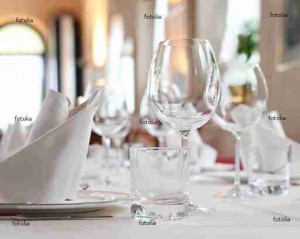 weiß gedeckter Tisch