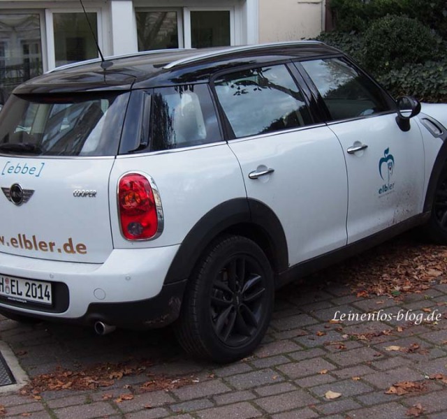 Elbler Mini Cooper vor dem Firmenbüro