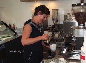 "Eisprinzessin" Katrin Kerkhoff hinter der Eisvitrine