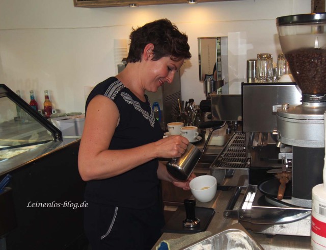 "Eisprinzessin" Katrin Kerkhoff hinter der Eisvitrine