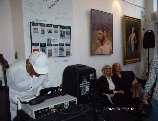 Sänger und DJ Louis Baccarolle legt auf