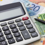 Taschenrechner mit Geldscheinen