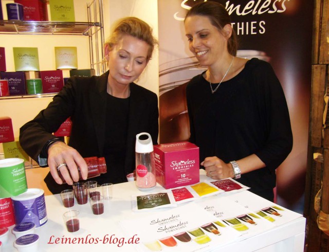 Ulrike Haeser präsentiert mit Nadine Sinclair ihre Smoothies aus der Gefriertrocknung