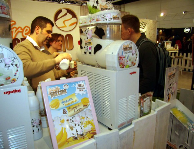 Fresh Puccino Gründer an der Eismaschine