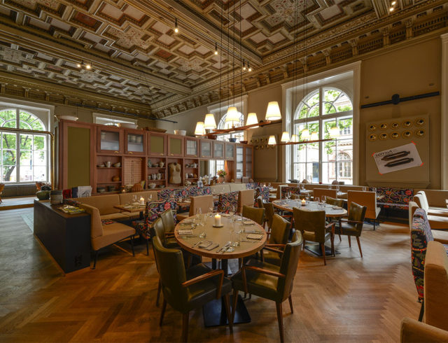 Salonplafond, Wien: Innenansicht