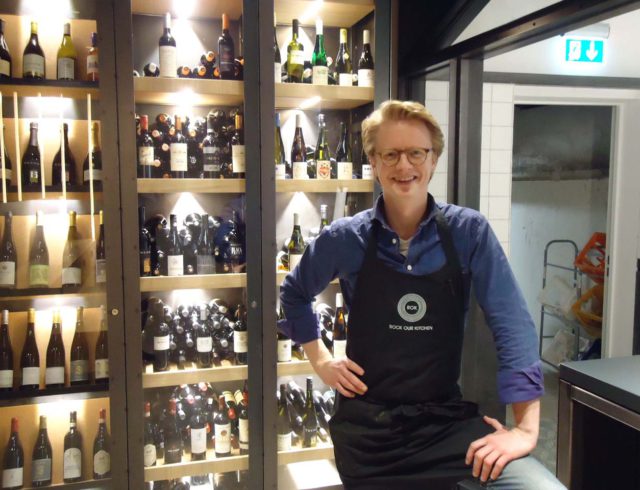 ROK-Gründer John Ehlerding vor Weinauswahl