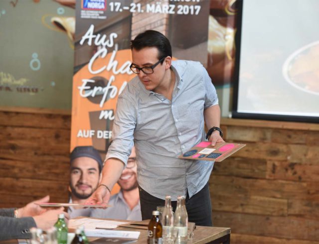 Miguel Zaldivar von MX STR verteilt Anschauungsmaterial