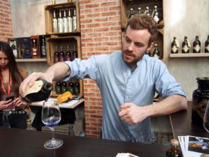 Gin Illusionist ist blau beim Eingießen