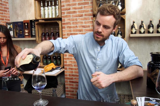 Gin Illusionist ist blau beim Eingießen