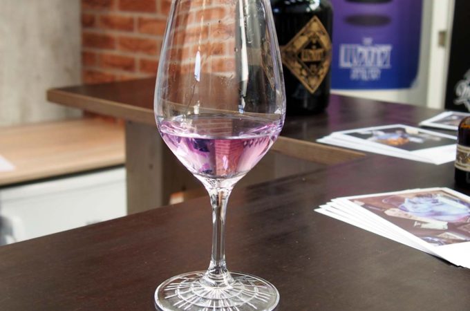 Illusionist mit Tonic wird pink