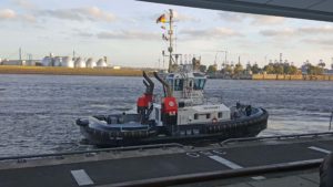Schlepper vor der Rive-Terrasse