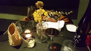 Kinfelts HafenCity: Wein auf Tisch