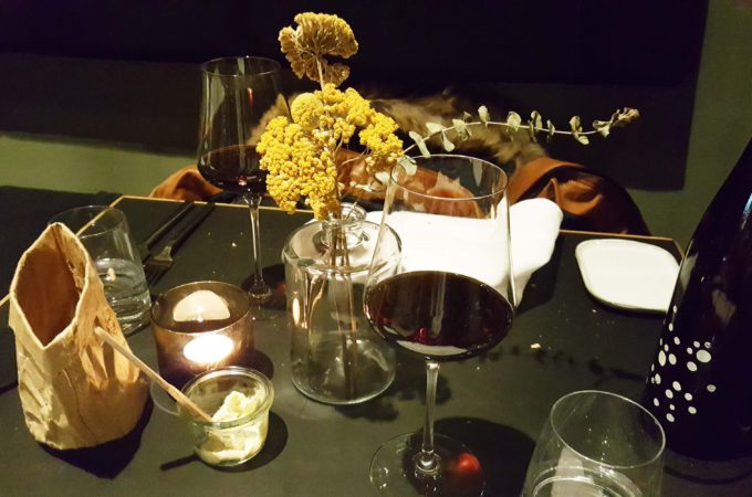 Kinfelts HafenCity: Wein auf Tisch