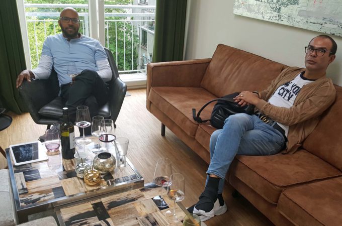 Kevin & Nico im Lounge-Bereich von Kev's Kitchen (Alsterloft)