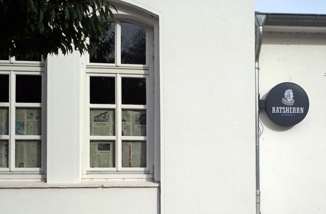 abgeklebte Fenster beim früheren Restaurant HEAT abgeklebte Fenster beim früheren Restaurant HEAT