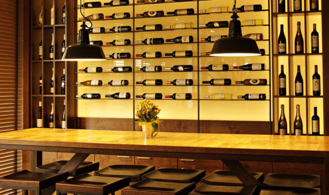 Beleuchtungskonzept moderne Weinbar