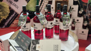 Roséwein, verschiedene Kräuter und Gewürze, das ist Schilerol, ein natürlicher und spritziger Aperitif