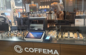 Bestell-Tableau mit Bezahleinheit beim Roboter-Café