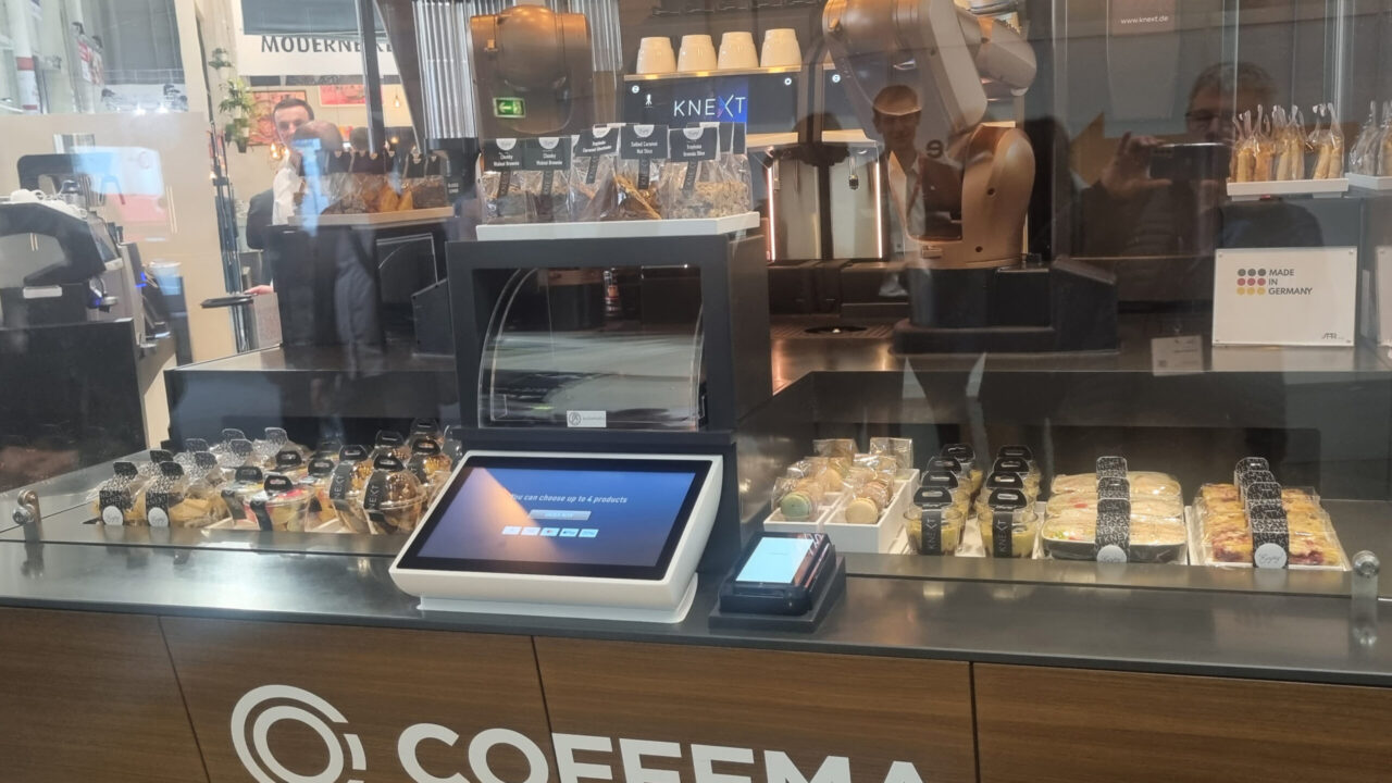 Bestell-Tableau mit Bezahleinheit beim Roboter-Café